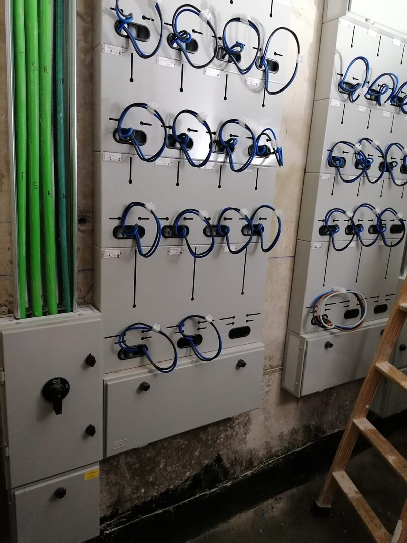cuadro eléctrico con cables de protección y medida (CPM) instalado en un edificio, con líneas generales de alimentación y conexiones preparadas