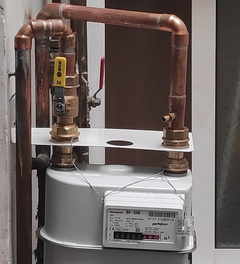 Contador de gas con tuberías de cobre en instalación doméstica, utilizado para la certificación y revisión de instalaciones de gas